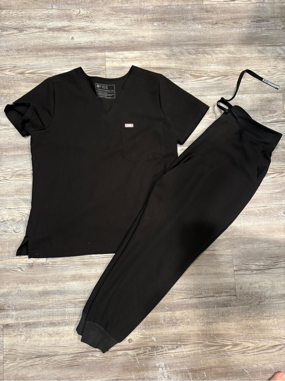 Figs Women's Black Scrub Top & Jogger Pants Set